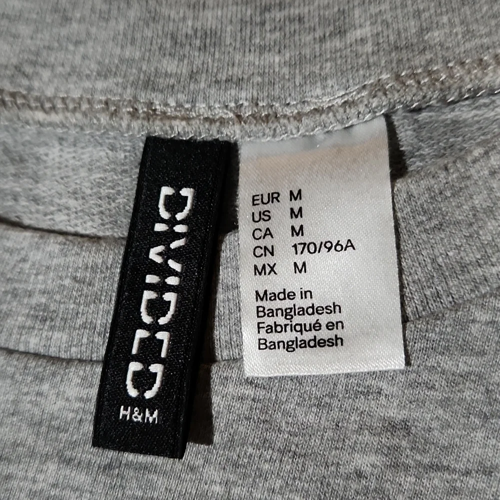 H & M Divided Nasa Longsleeve - Picture 3 of 7